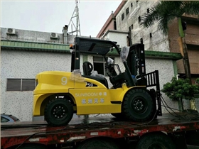叉車(chē)