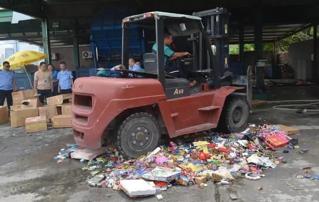 杭州叉車還有這種操作？碾壓鼓浪嶼上的假煙，為環保事業作貢獻！