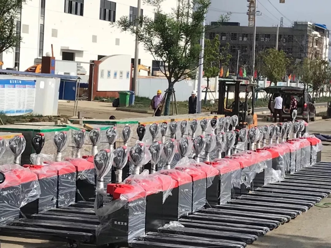 大氣登場！杭叉電動搬運車大批量交付江蘇某新能源企業