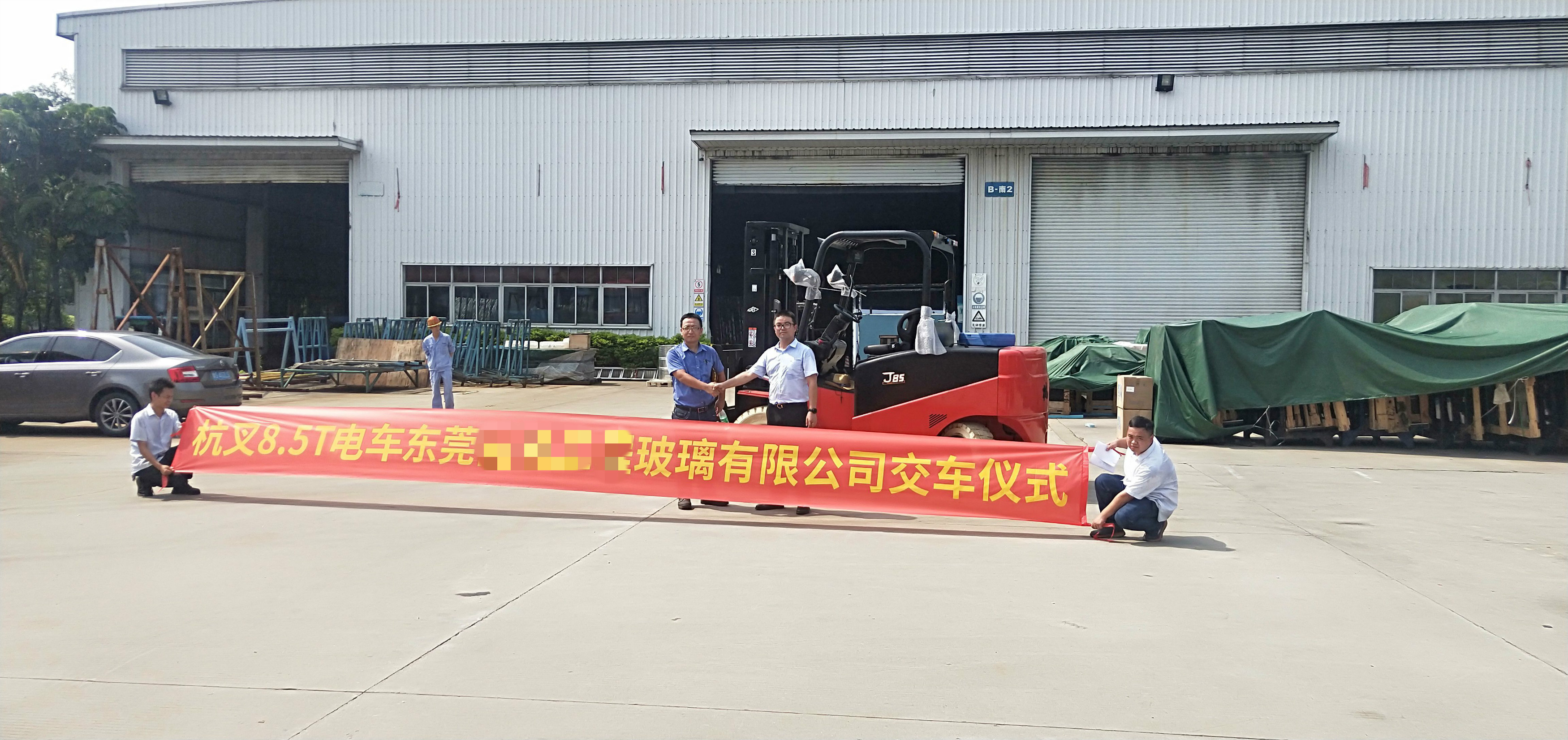 叉車搬運玻璃？要輕拿輕放！
